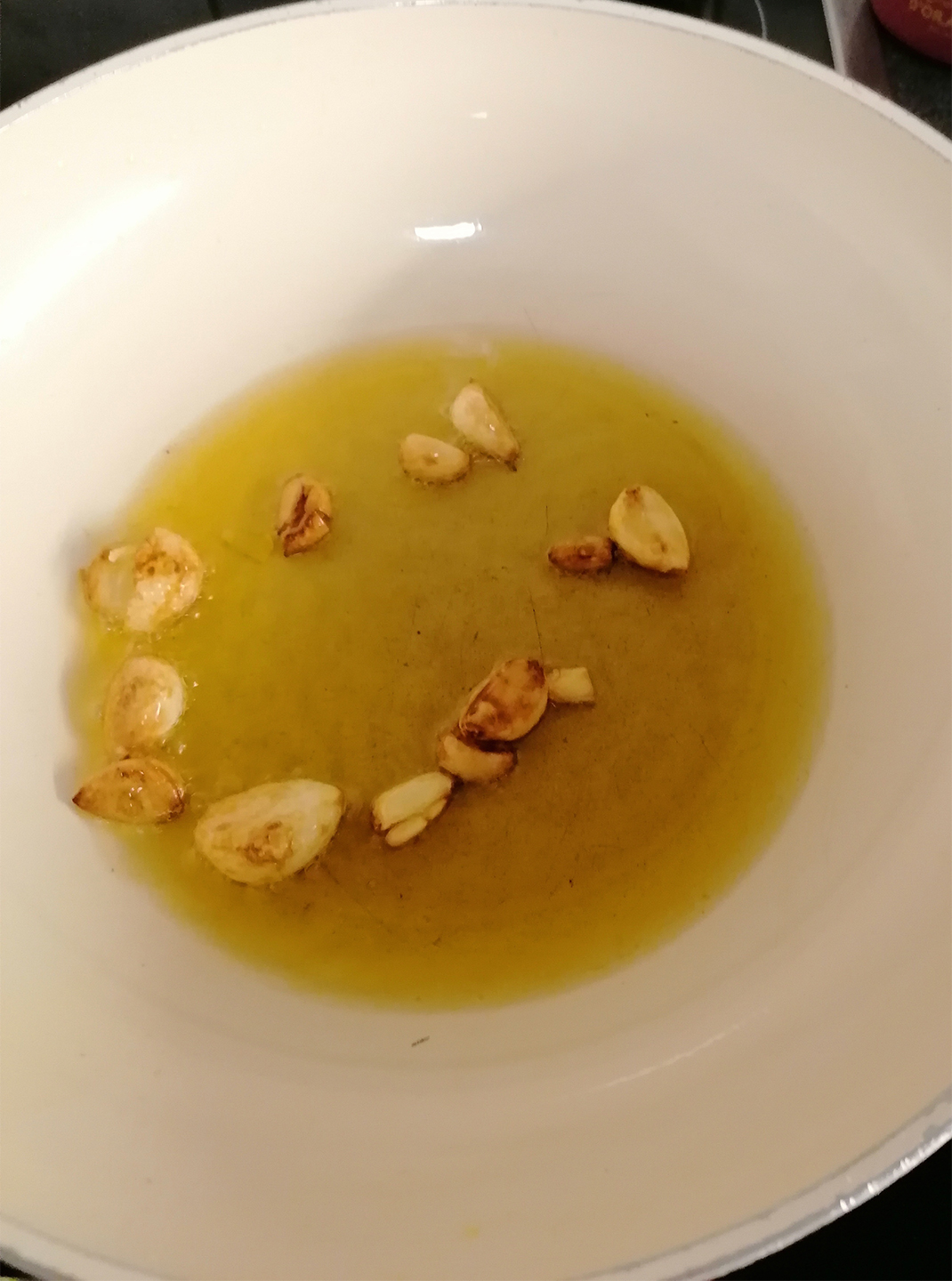 Knoblauchzehen in reichlich Olivenöl anbraten