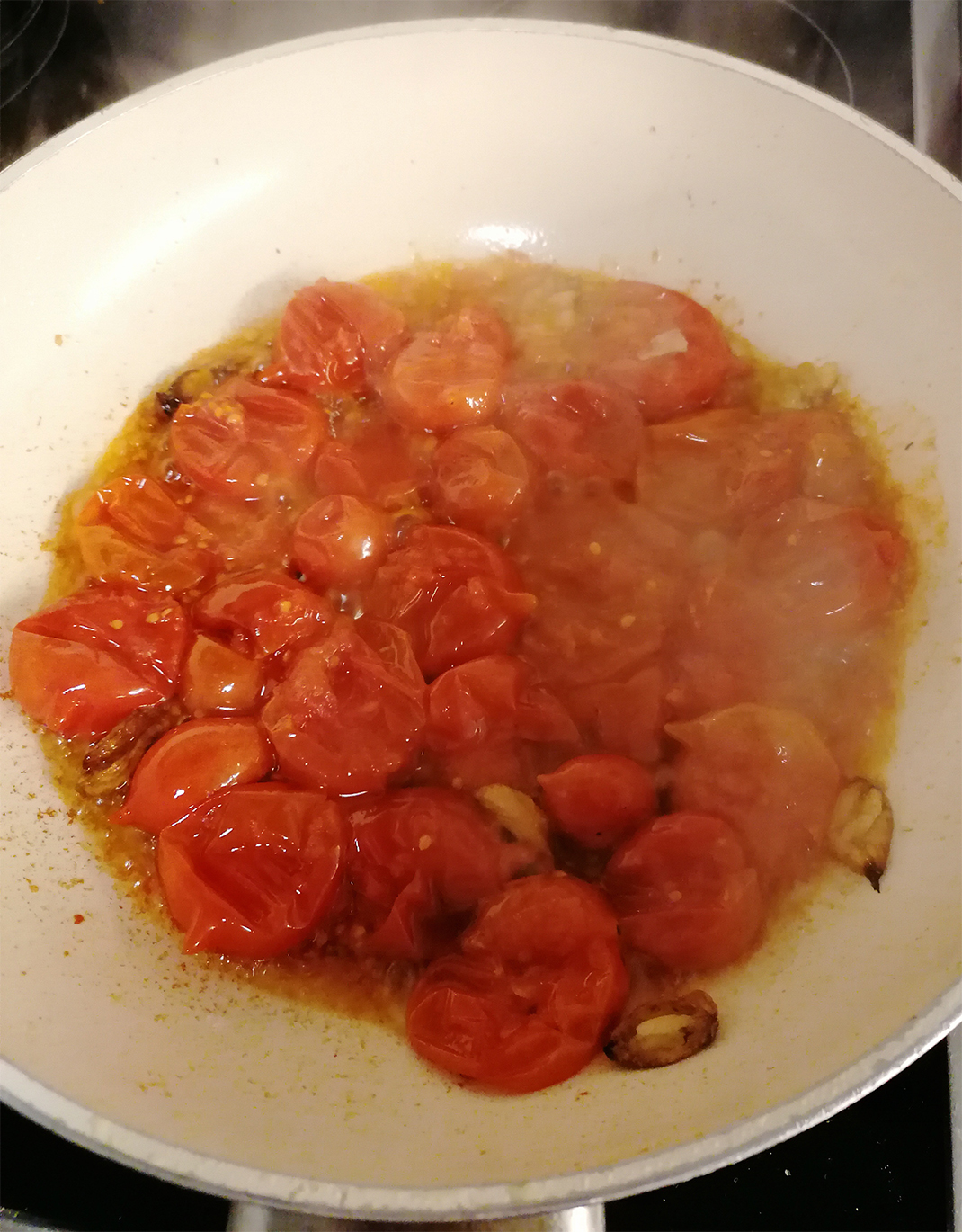 Tomaten mit einer Gabel zerdrücken und gut einköcheln lassen